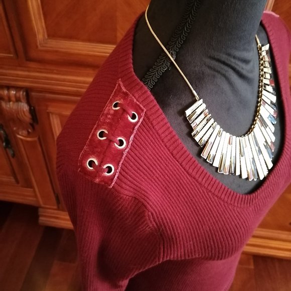 89th & Madison Burgendy Top With Shoulder Detail - Picture 3 of 8